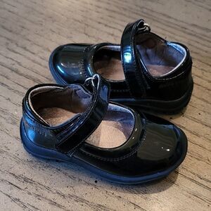 Black shiny velcro strap baby shoes size 5 🖤